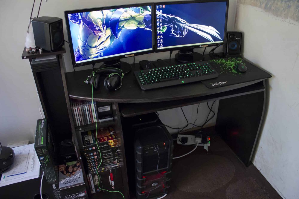 Computer desksmall2.jpg